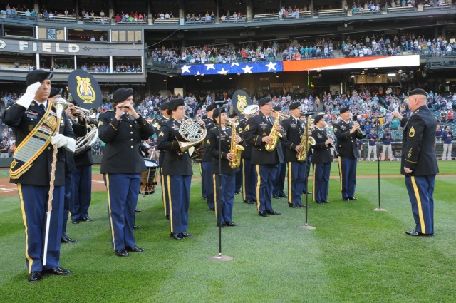 Soldiers, future Soldiers participate in Mariner's Army Night