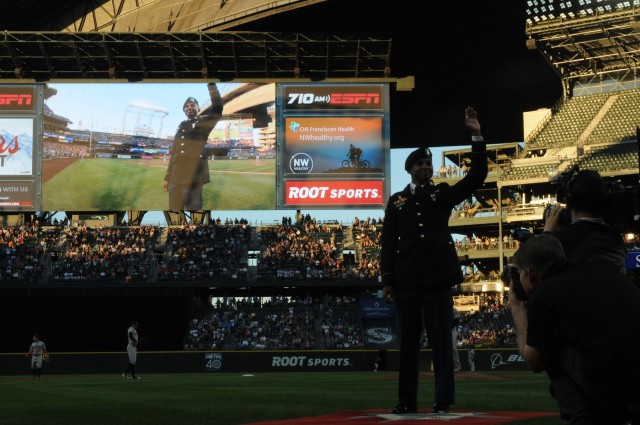 Soldiers, future Soldiers participate in Mariner's Army Night
