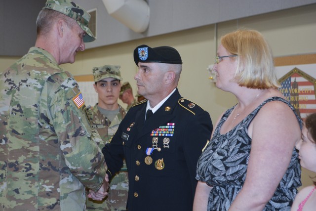 Army recruiter saves crash victims, receives Soldier's Medal