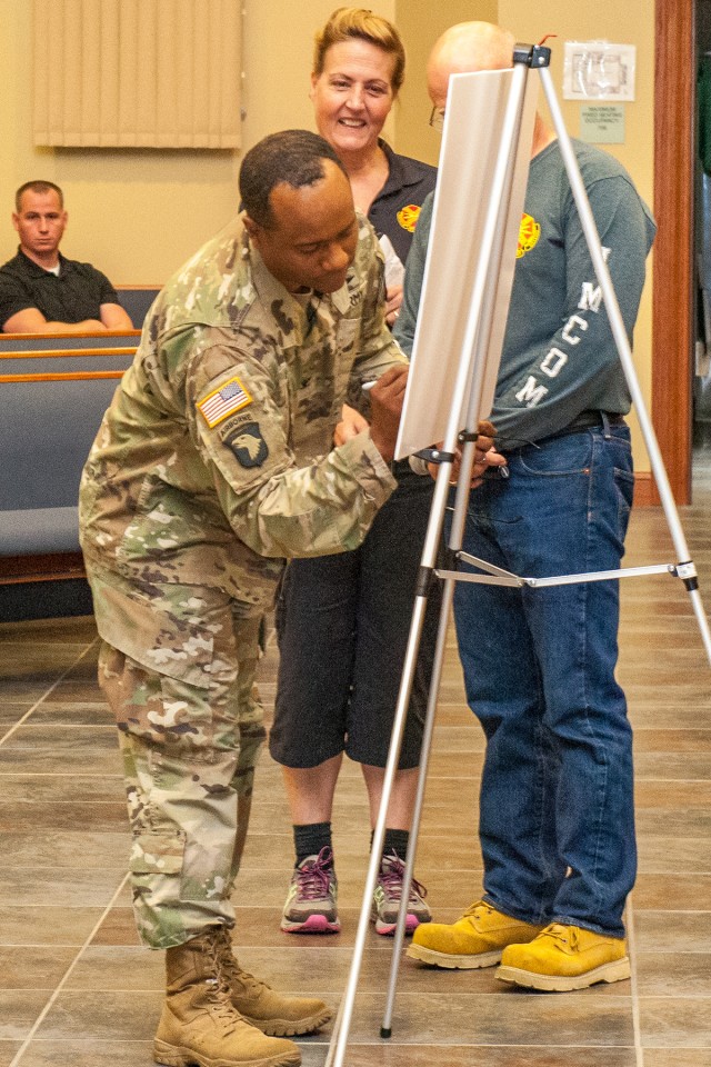 USAG Fort Leoanrd Wood leaders sign 'Leadership Pledge'