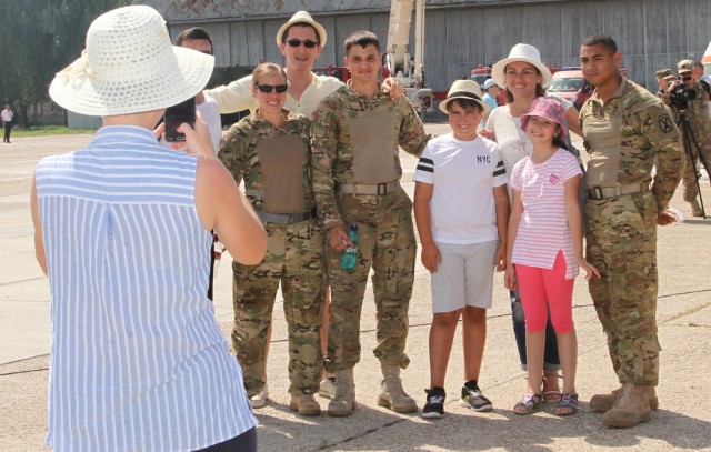 Romanian forces, public 'Open Gates' to US Allies
