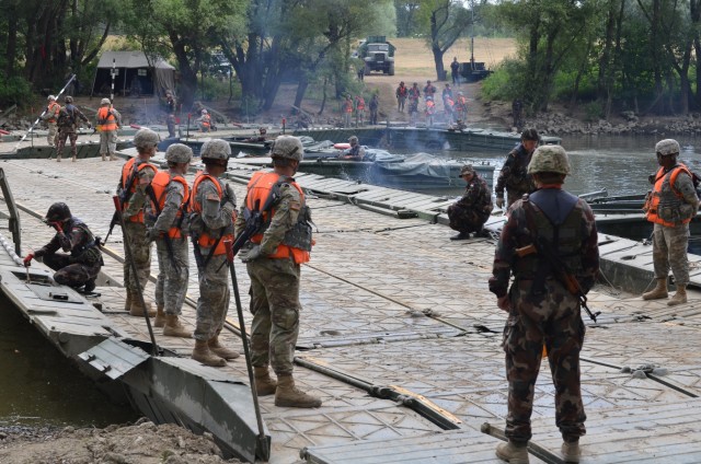 US, Hungary conduct tactical river crossing during Szentes Axe 2017