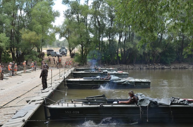 US, Hungary conduct tactical river crossing during Szentes Axe 2017