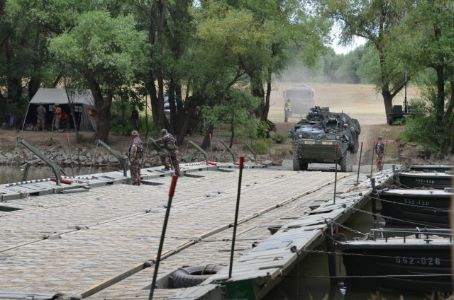 US, Hungary conduct tactical river crossing during Szentes Axe 2017