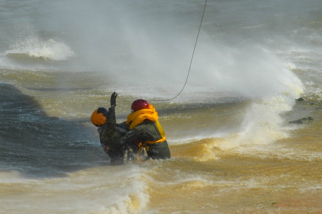101st Airborne Soldiers train with Air Force counterparts on lifesaving water training