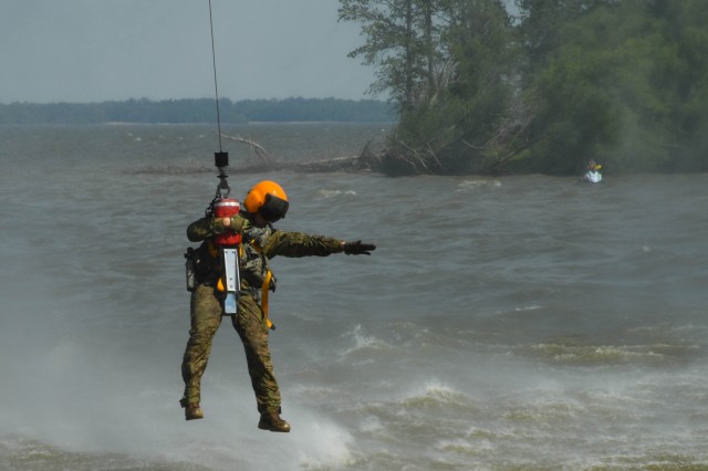 101st Airborne Soldiers train with Air Force counterparts on lifesaving water training