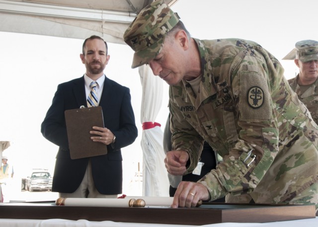 Fort Bliss Replacement Hospital holds Dry-in ceremony