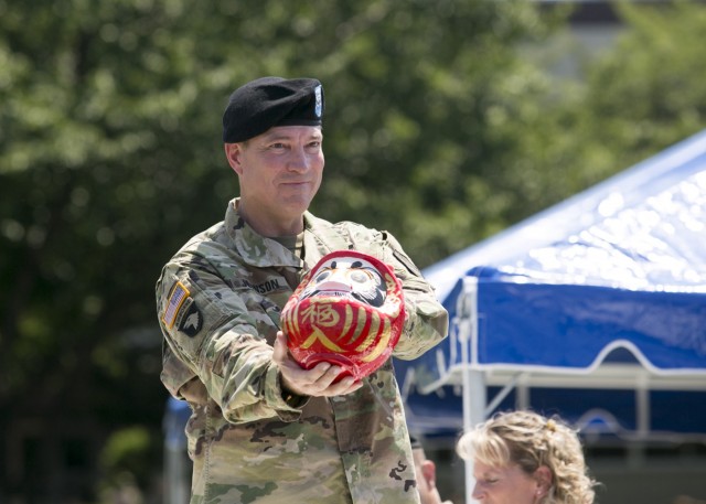 USAG Japan says farewell to one commander, welcomes another