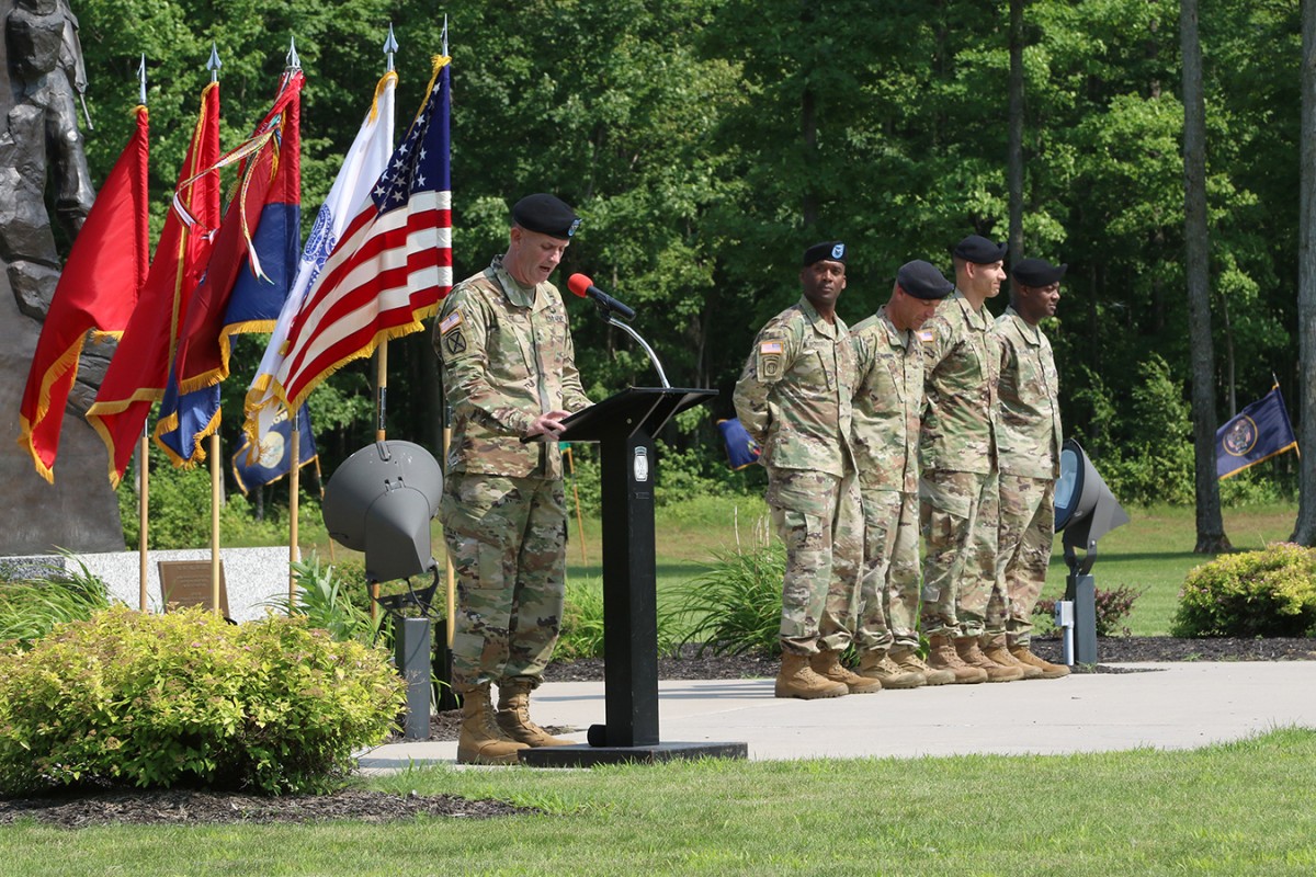 Division Hosts Mountain Salute For Deputy Commanders 