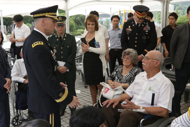 8A commander talks to war veteran