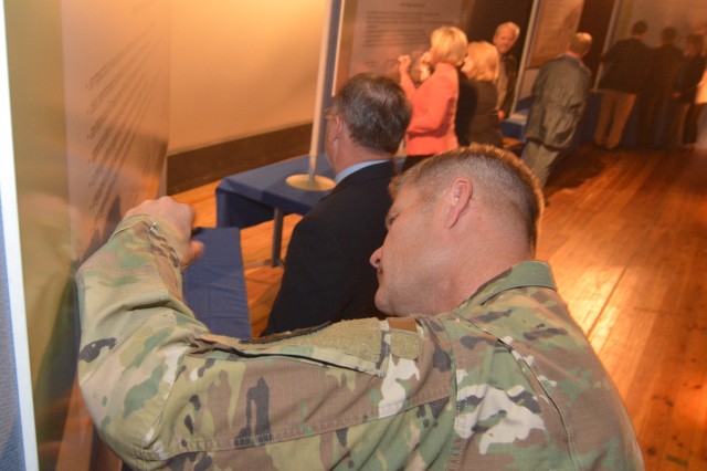 Garrison commander signs SCI pledge