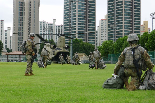 HHD soldiers travel by helicopter