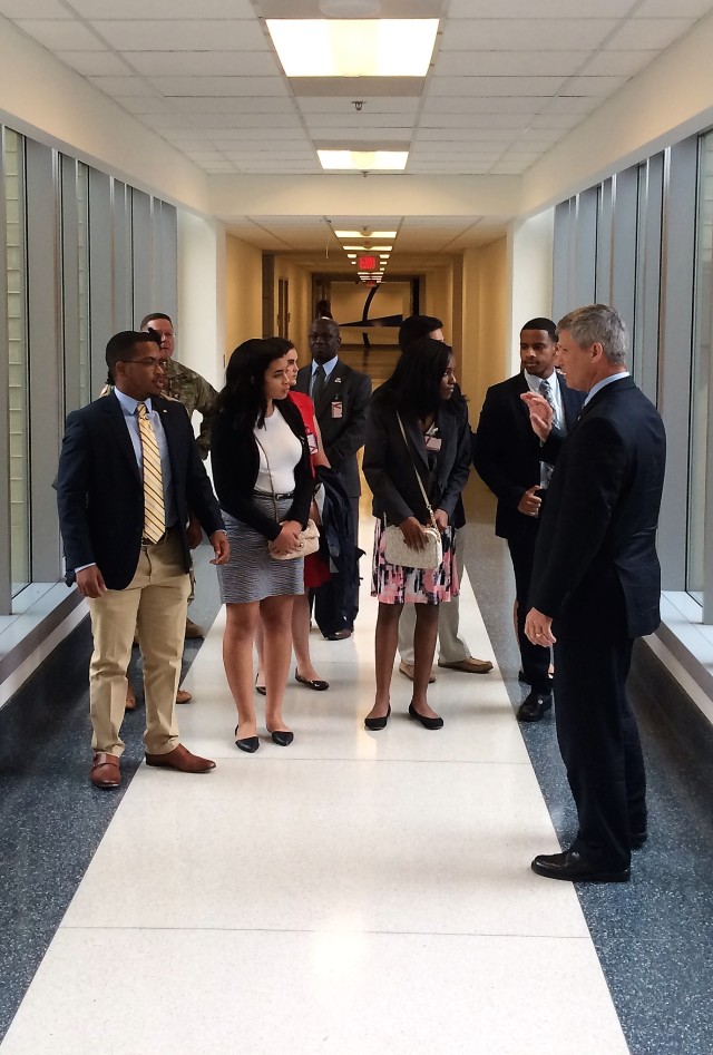 College interns gain career advice from soldiers, Army civilians during Pentagon visit