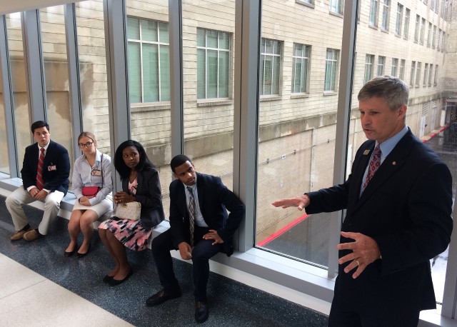 College interns gain career advice from soldiers, Army civilians during Pentagon visit
