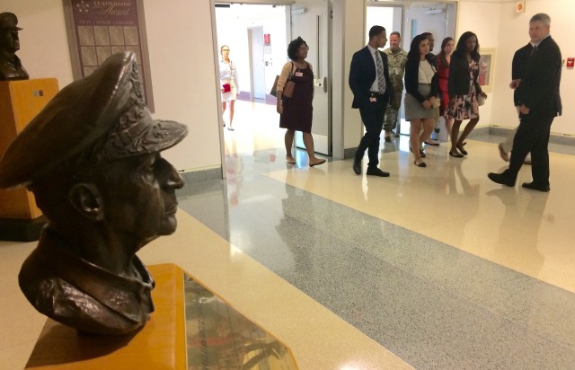 College interns gain career advice from soldiers, Army civilians during Pentagon visit