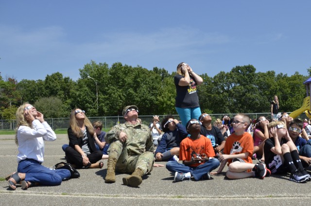 Fort Leonard Wood commanding general watches solar eclipse with students