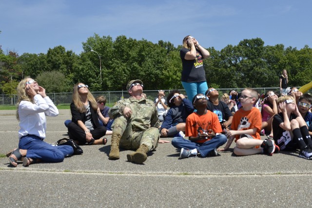 Fort Leonard Wood commanding general joins elementary students for eclipse