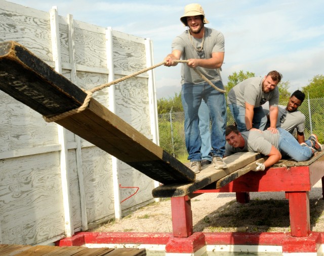 SU football players work together on LRC