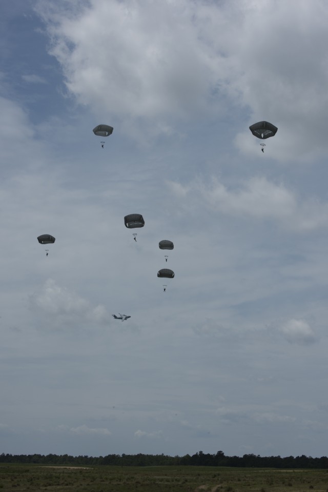 Sappers test fighting load carrier unique to paratroopers