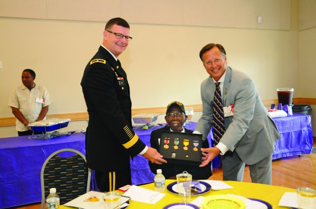99-year-old World War II veteran finall receives medals