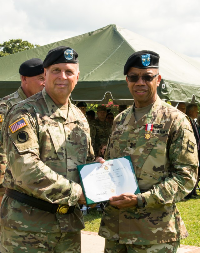 MG Roper Receives Distinguished Service Medal