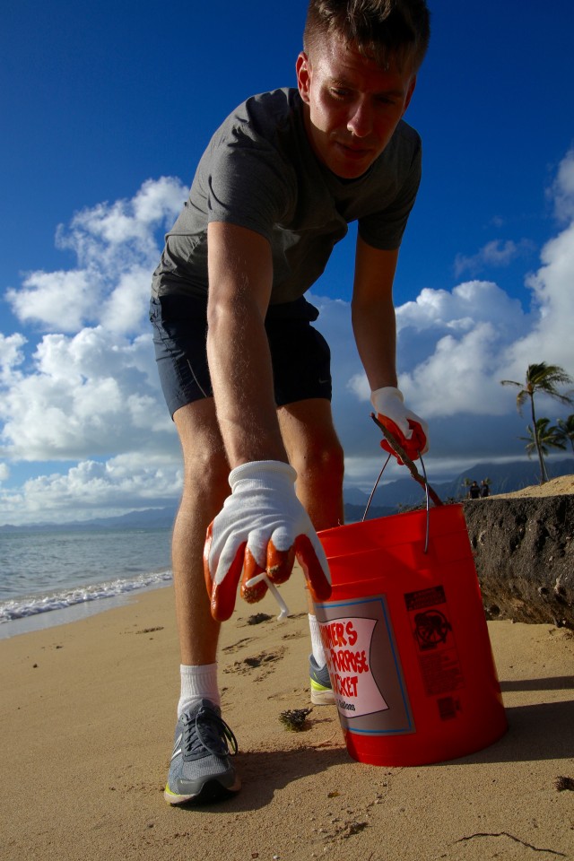 Sustainers conduct beach cleanup within Ko'olauloa community