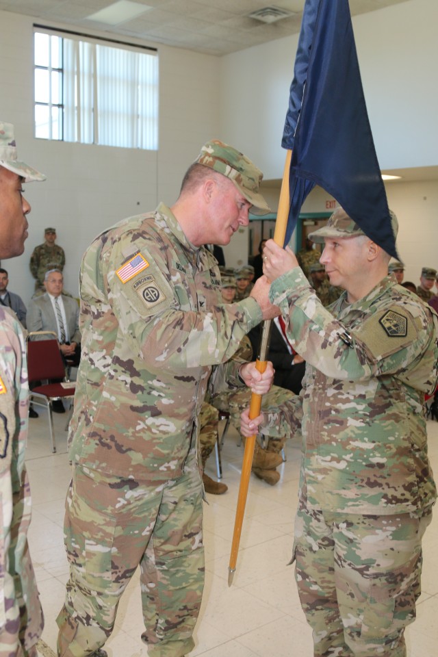 Army Cyber HHC passes leadership torch to new commander, first sergeant