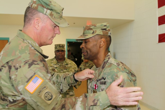 Army Cyber HHC passes leadership torch to new commander, first sergeant