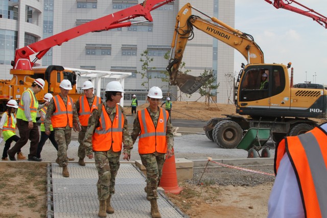 Army Surgeon General and CSM Tour Korea