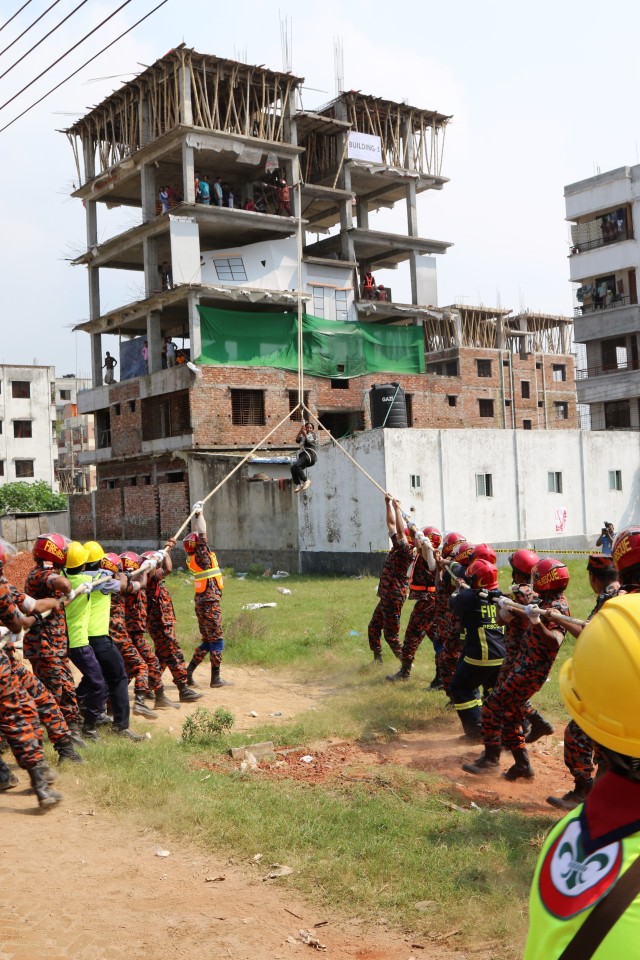 Bangladesh Fire Service and Civil Defense team saves women