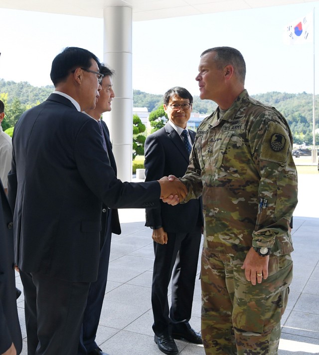 Strategic leader spends time with Soldiers