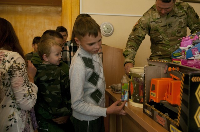 Thunderbirds bring joy to Ukrainian kids