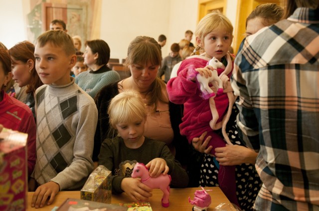 Thunderbirds bring joy to Ukrainian kids