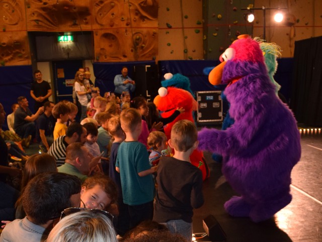 Elmo and friends meet Schinnen fans