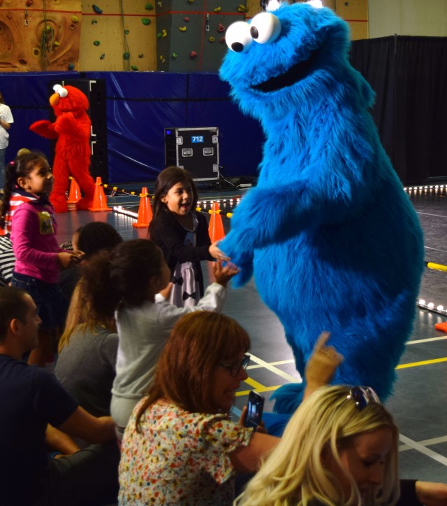 Cookie Monster meets his Schinnen fans