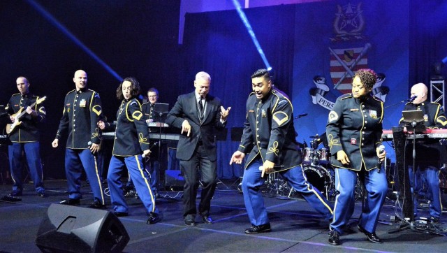 Sinise receives Marshall Medal, jams with TUSAB's Downrange