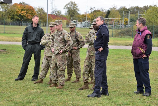 Soldiers observing polizei working dog certification
