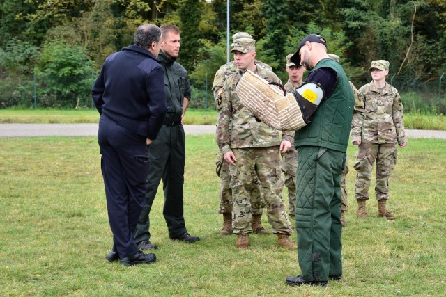 Soldiers speak to polizei during military working dog certification