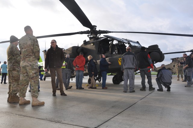 Benelux DPW employees tour helicopters