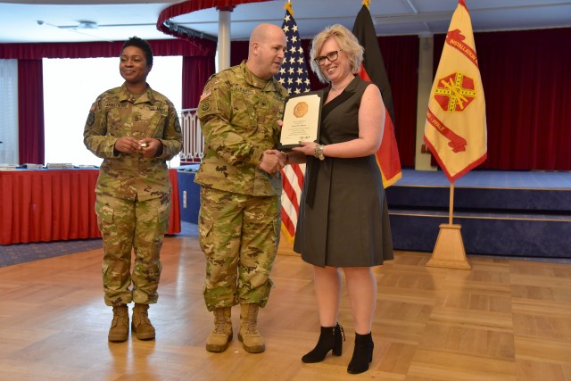 Col. Keith Igyarto presents an award to Tawny Jimeno