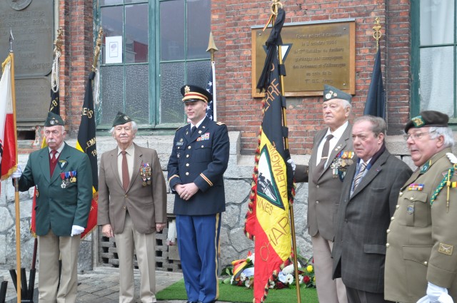 Radoff poses with Belgian war veterans