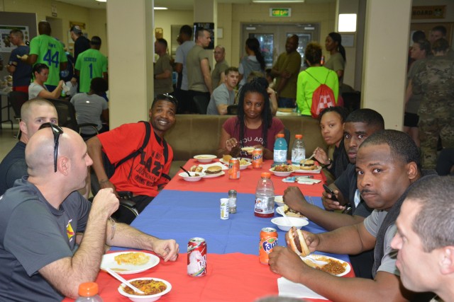 Soldiers Celebrate Thanksgiving in Kuwait