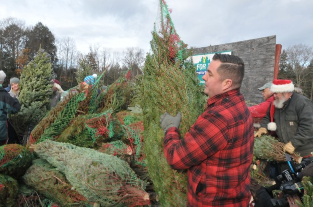 New York National Guard Soldiers help deliver Trees for Troops