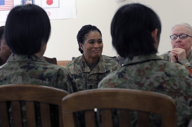 U.S. and Japanese Soldiers collaborate during Noncommissioned Officer Forum