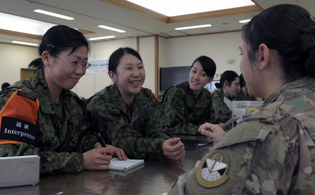 U.S. and Japanese Soldiers collaborate during Noncommissioned Officer Forum