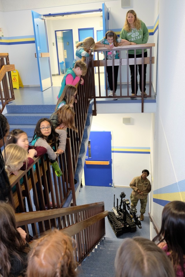 Army Reserve Soldiers help Girl Scouts learn about robots