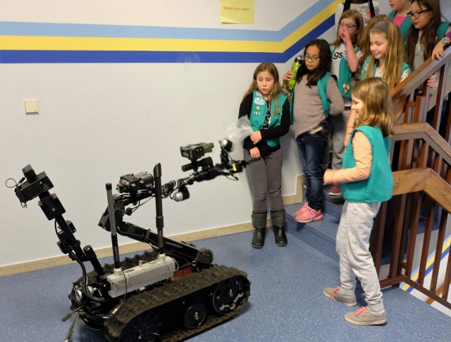 Army Reserve Soldiers help Girl Scouts learn about robots