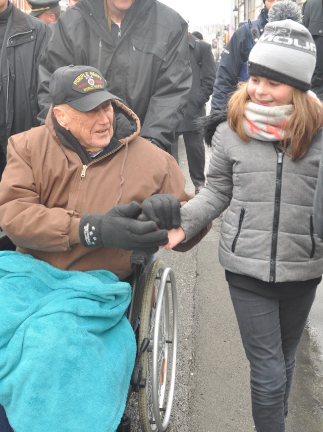 Girl thanks veteran in Bastogne