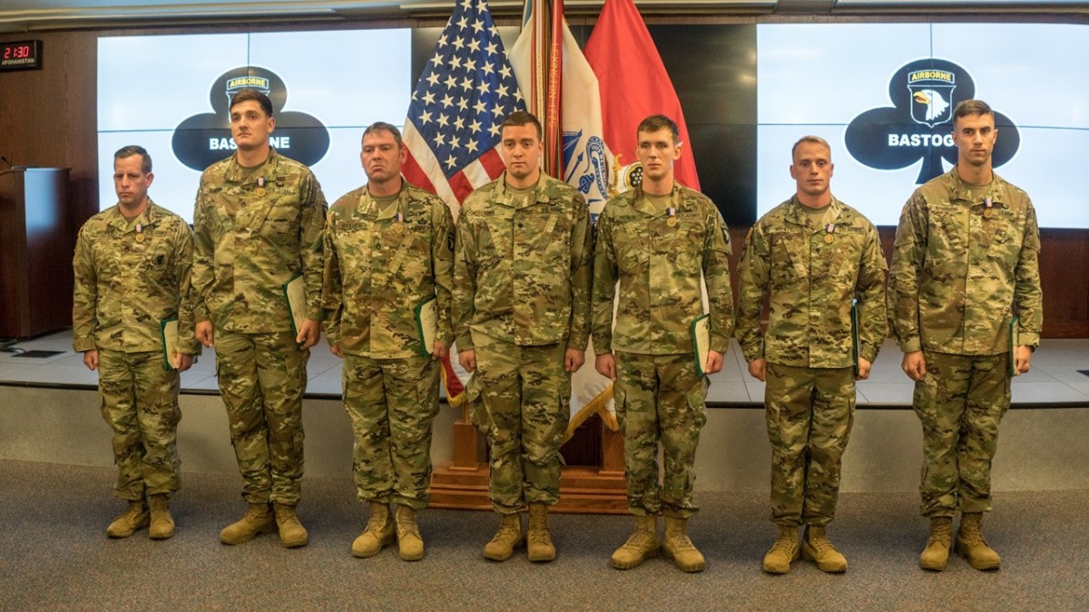 Six 101st Airborne Soldiers honored for rescuing fellow troops from ...