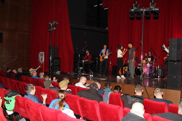 Danika Portz sing for Air Cav